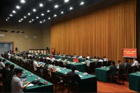 在涉军维权会议上，调离西藏的将军今年以新身份亮相图片