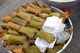 大姐摆摊卖“长条”小吃，5元一个，从不吆喝，顾客：一次吃十个图片