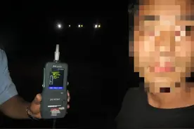 神操作！别人饮酒不开车，他是开车饮酒“提神” ...图片