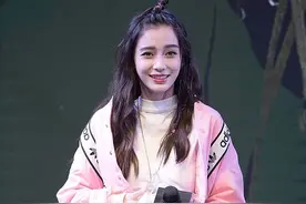杨颖穿露脐装真的好可爱，肉眼可见的马甲线，太让人羡慕了图片