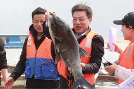 太湖县长组团“直播带货” 助力电商扶贫图片