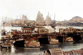 1905年的福建榕城，万寿桥上人潮汹涌，福州将军气度不凡图片
