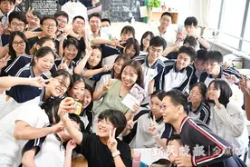 向明中学90后老师要结婚 全班用一大本“情话”当“嫁妆”图片