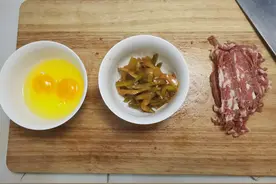 榨菜还在就馒头吃吗？加上肉丝一起做成汤别有一番风味哦图片