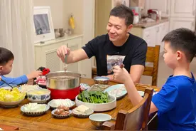 文怡姐这周很勤快，快来感受男生食堂的沉浸式吃饭哦图片