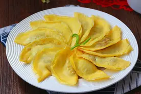 过年必备的蛋饺，用电饼铛做，一锅出三个，十分钟做一大盘图片
