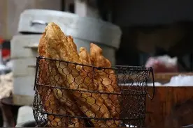 不加膨松剂，炸出的油条粗如臂，大爷说漏嘴：加点它，酥脆不回软图片