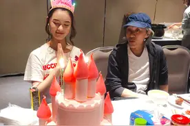 周星驰对林允有多好？节目通话熟稔撒娇是常态，还曾宴请女方父母图片