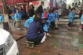 怒！不良商贩校门口摆摊“抽光”学生早餐钱图片