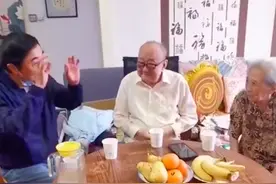 冯巩教师节探望89岁恩师，对方曾带其拜师马季，培养众多相声大师图片