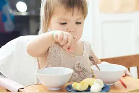 孩子“缺铁性贫血”，或者是辅食不当引起的，这些错误行为别再犯图片