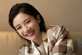 主持人蔡紫近照被评路子野，曾获董卿康辉大赞，老公身份不简单图片