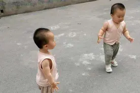双胞胎分别食用母乳和奶粉，一年后差距明显：事实胜于雄辩图片