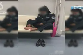 辣眼睛丨女乘客地铁里“直播”抠脚：“好几天没洗，都有凹糟了！”图片