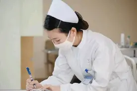 合同工护士的现况，让人感到心寒……图片