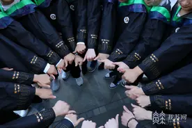慕了慕了！帅气班主任自费为全班送出51套定制学士服图片