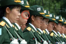 各国阅兵场上被抓拍的精彩瞬间：最后一张捡鞋子女兵人美心灵更美图片