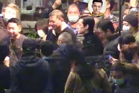 马伊琍片场抽烟很老练，众目睽睽似大姐大，抢了同场胡歌焦点图片