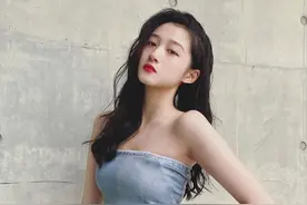 “关晓彤”风格大变！穿抹胸配牛仔裤秀好身材，波浪卷发型太妩媚图片
