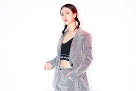 辣妈气质！李晟西装配运动背心超飒，扎双辫露细腰堪称“小腰精”图片