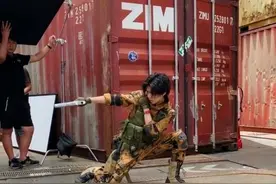 《穿越火线》剧照曝光！鹿晗脚着长靴身穿迷彩服，射击姿势超帅气图片