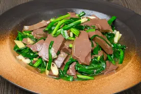 炒猪血，不能直接下锅，大厨教你一招，只需多做1步，嫩滑不易碎图片