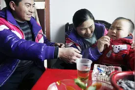 “乖，跟爷爷说新年好”，孩子却往身后躲，为啥孩子不爱开口叫人图片