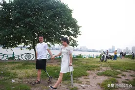 断腿夫妻的日常生活，哪怕生活再艰辛，也要微笑面对图片