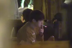 魏大勋与众星聚会状态低迷，抽烟刷手机显落寞，此前杨幂频传绯闻图片