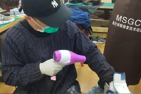 比炒鞋更赚钱的是什么？是球鞋修复，球鞋干洗，洗鞋培训？图片