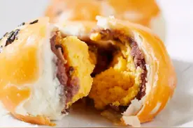 网红蛋黄酥一个才３块多，这么便宜真的好吃吗？网友：不亏吗？图片