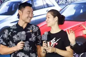 李娜罕见和老公出席活动，穿情侣装淡妆好素雅，鱼尾纹抢镜图片