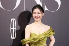 金靖打破“审美局限”，大圆脸身材微胖，穿斜肩礼裙对自己自信图片