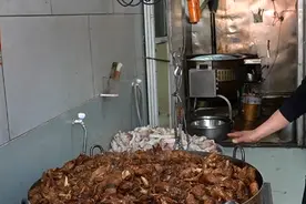 河南大叔卖羊蹄30多年，一锅炖300斤，想学的人苦求却一个也不教图片