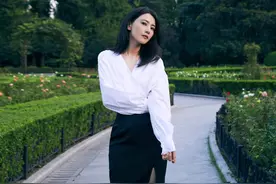 高圆圆终于美回来了，白衬衫配高腰开叉裙，高级优雅气质真好图片