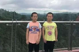 双胞胎哥哥爸妈带，弟弟奶奶带，这种习惯的不同让哥哥矮弟弟一头图片