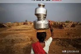 印度水妻：看正妻脸色，一辈子只给夫家打水，喝丈夫洗脚水表忠心图片