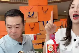 知名老戏骨直播带货被当众骂哭，边擦泪边鞠躬道歉！有网友质疑其售假图片