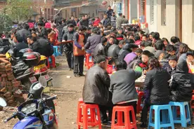 广西男子二婚，定68桌菜仅来5桌客人，网友：二婚就不要办酒席了图片