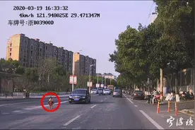 宁波这位公交司机火了！抖音近800万人围观，超22万点赞！视频记录惊险一幕…图片