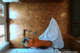 小伙利用床单在家里拍滑雪视频，火了！图片