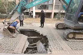 泰州一小区路面塌陷车辆侧翻 居民：已不是第一次塌陷图片