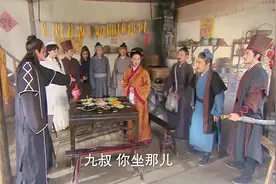 王干娘做了亏心事，武松喊她到家里吃饭，她吓得腿都软了视频封面