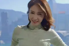 黎姿晒周末日常，大别墅内喝香槟看海景，无名指超大宝石戒指抢镜图片