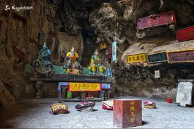 悬崖挂千余块匾额 堪称最危险的“祈福”竟然在燕子洞传承几百年图片