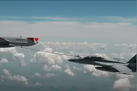 美国MQ-25舰载无人机首次给有人战斗机空中加油 专家：舰载机飞得远，不代表可以为所欲为图片