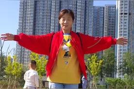 你猜她有多大了？还这么童心未泯，这是儿童乐园啊图片