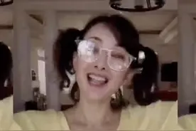 47岁牛莉扎俏皮双马尾跳舞，表情手势丰富多变活力十足图片