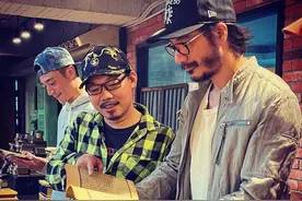 王力宏晒与霍建华合照似两代人，满脸胡子太邋遢，网友：这哪位？图片