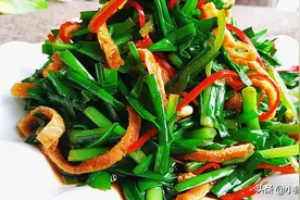 韭菜不炒也不做馅，制作成凉拌菜，营养好吃，味道鲜美，下饭不错图片
